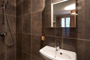 Habitación triple, baño privado | Baño | Ducha y toallas