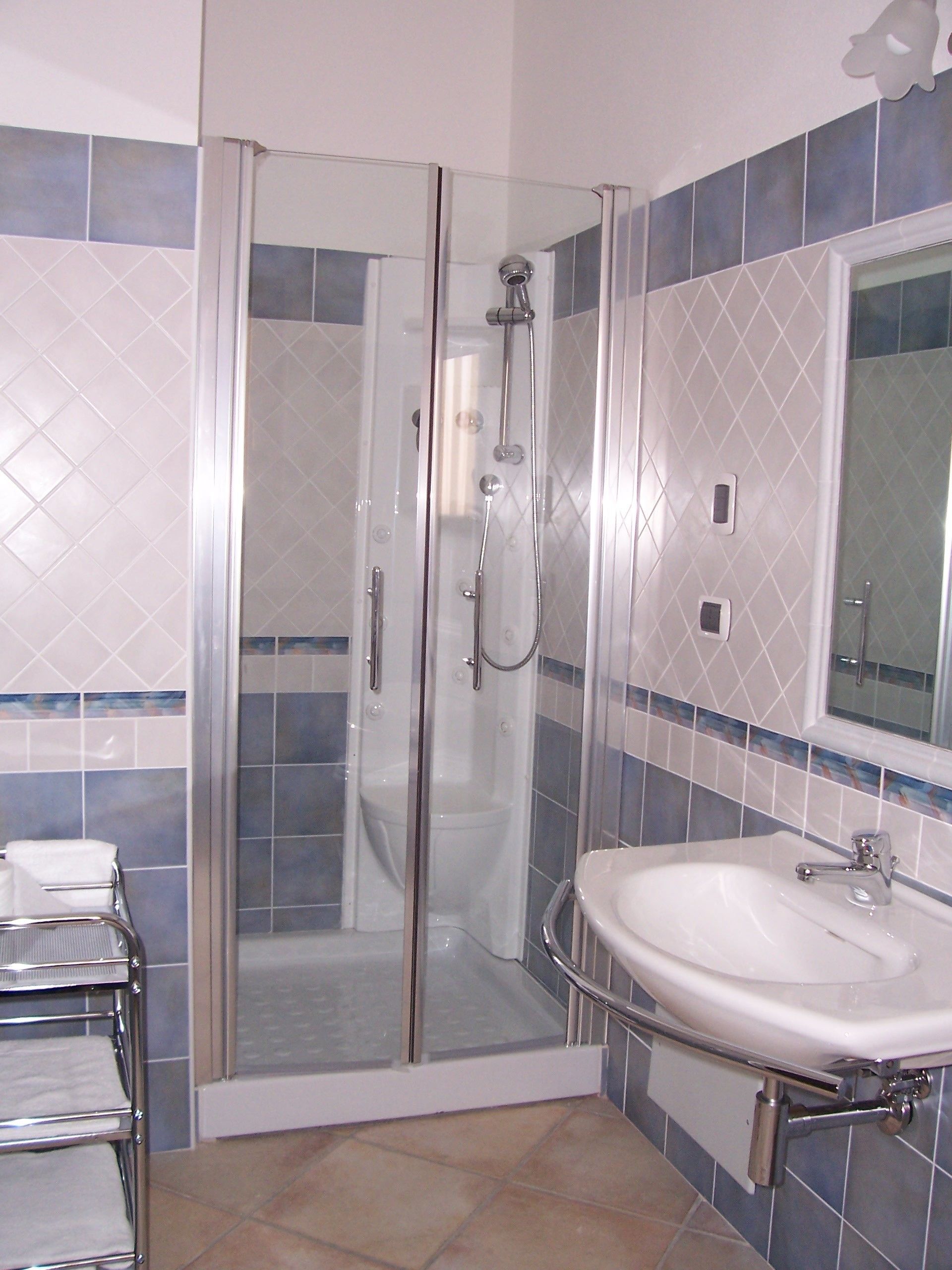 double room | bathroom | hydromassage showerhead, free toiletries, hair dryer, bidet