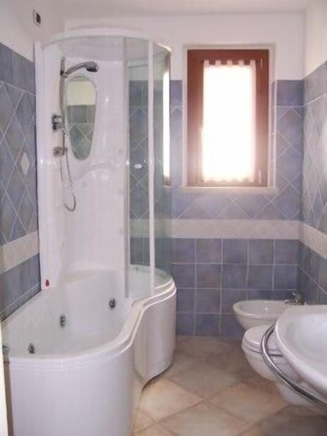 hydromassage showerhead, free toiletries, hair dryer, bidet