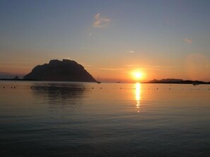 Beach nearby, white sand, beach shuttle, beach towels