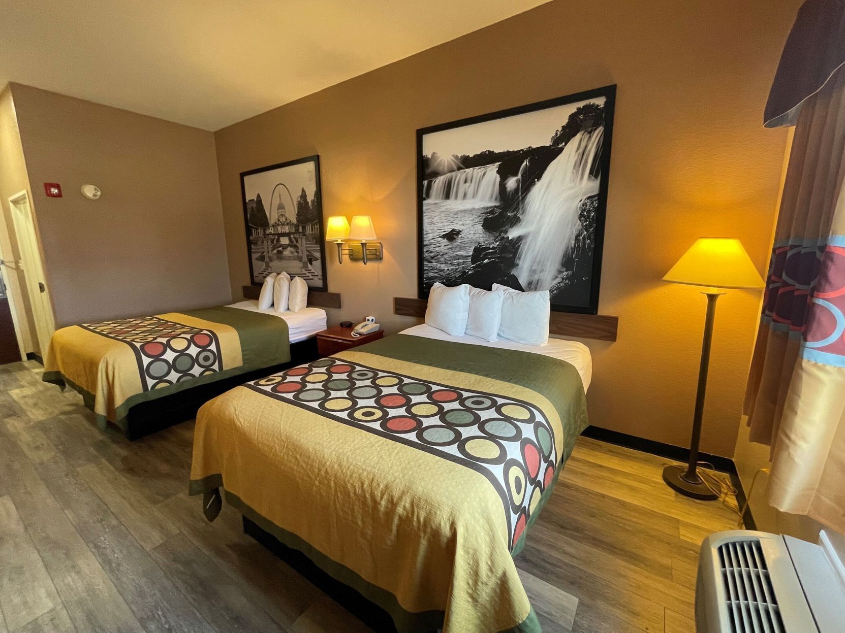 Coffres-forts dans les chambres, bureau, rideaux occultants