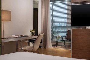 Luxe beddengoed, een minibar, een kluis op de kamer, een bureau