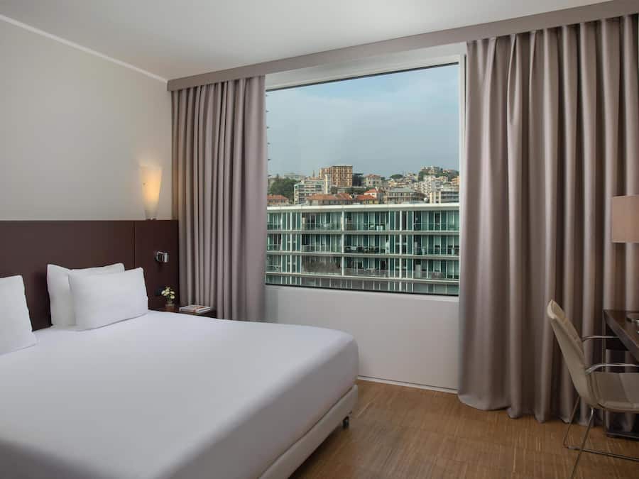 Superior kamer | Luxe beddengoed, een minibar, een kluis op de kamer, een bureau