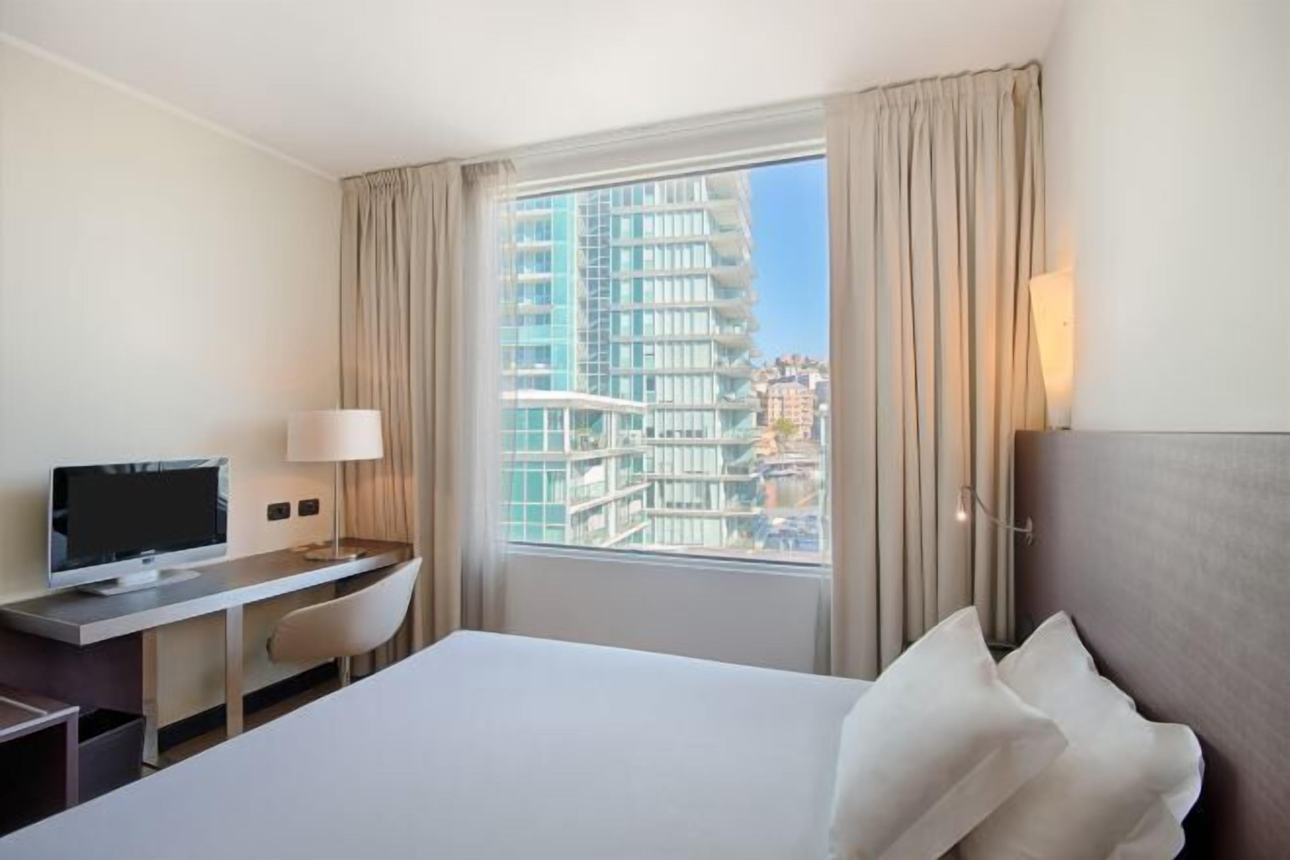 Ropa de cama de alta calidad, minibar, caja fuerte y escritorio