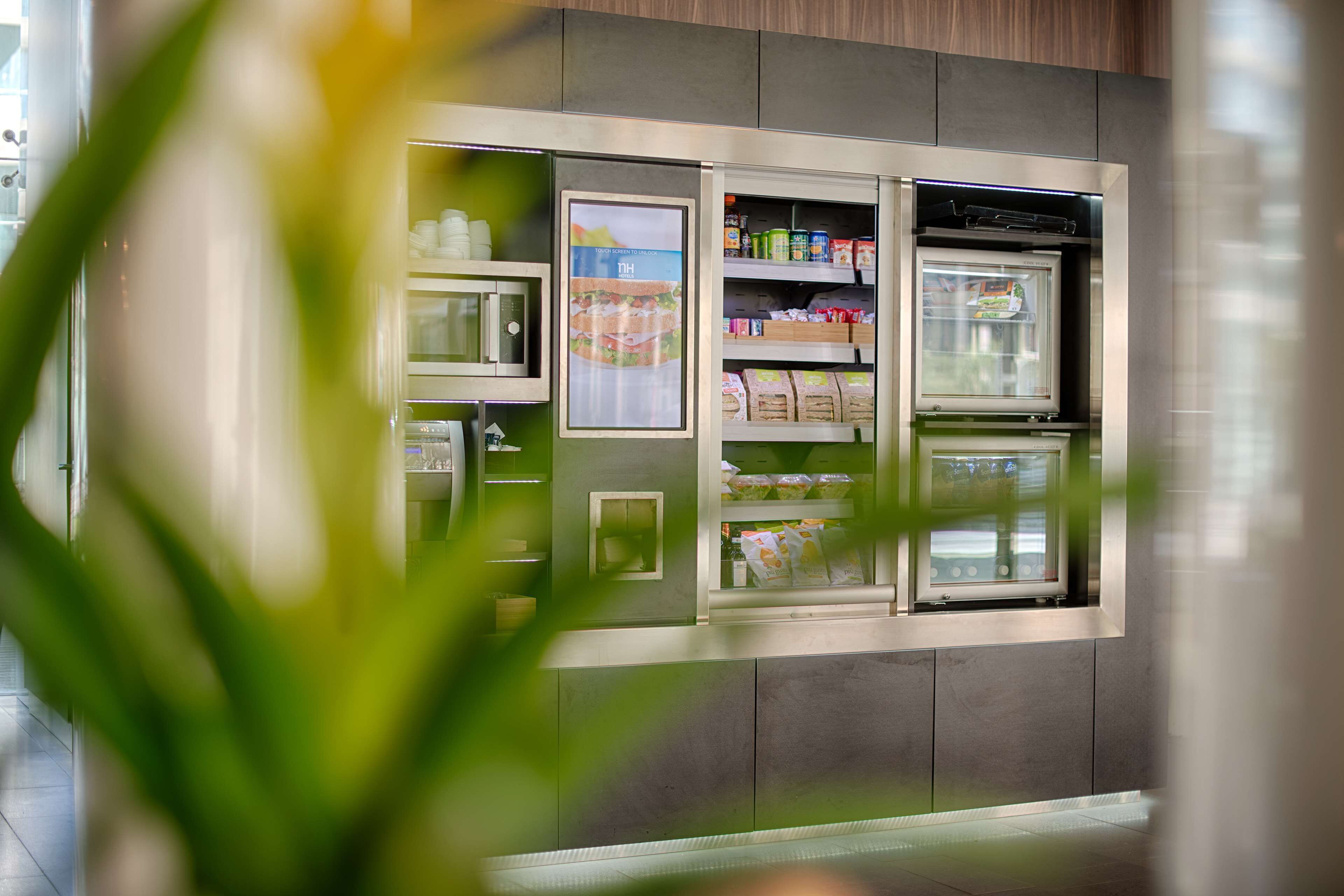 Un quiosco autoservicio con secciones refrigeradas, probablemente para bebidas y aperitivos, en un ambiente moderno.