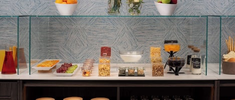 Un buffet proposant une variété de plats et d'accompagnements.