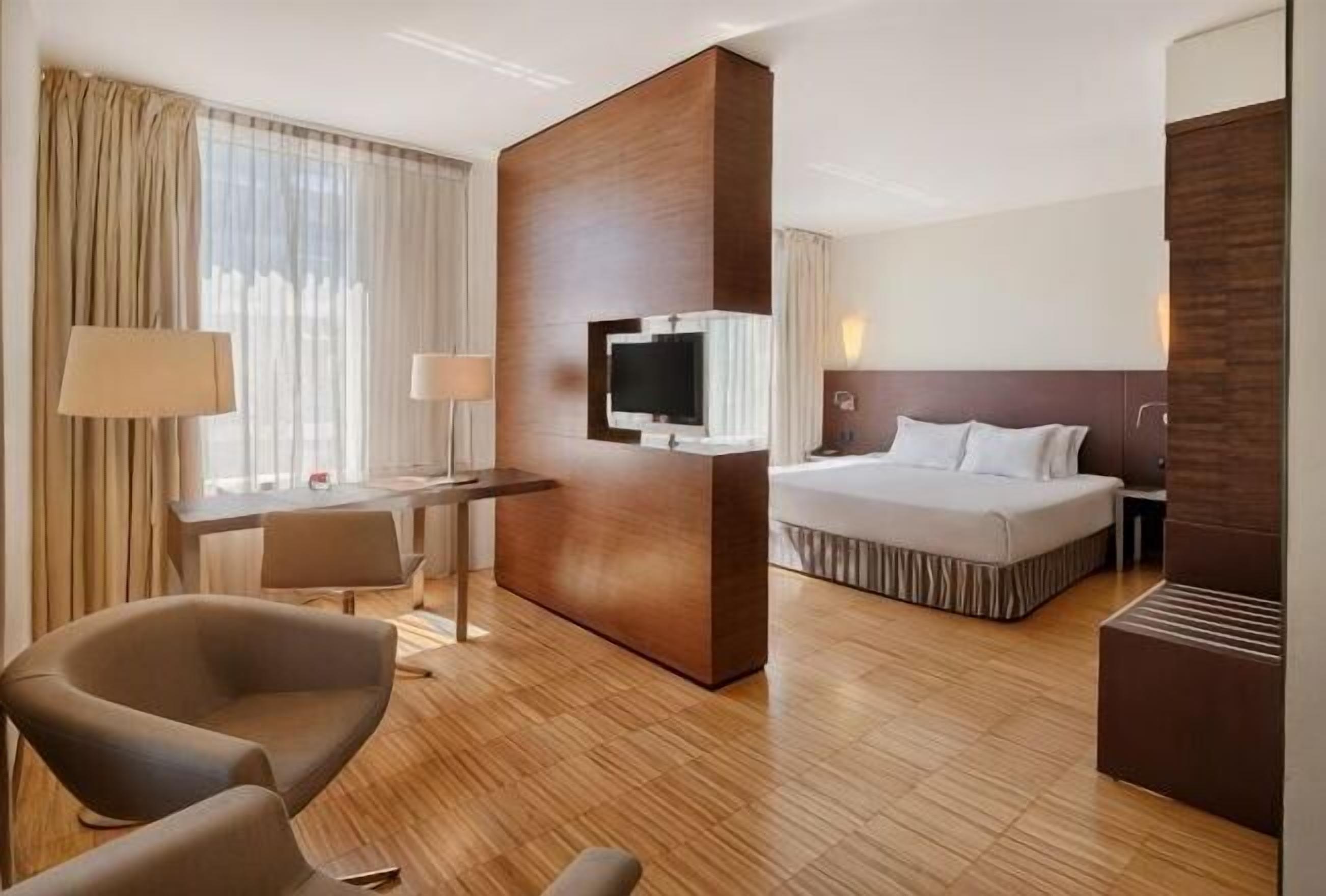 Premium bedding, minibar, in-room safe, desk