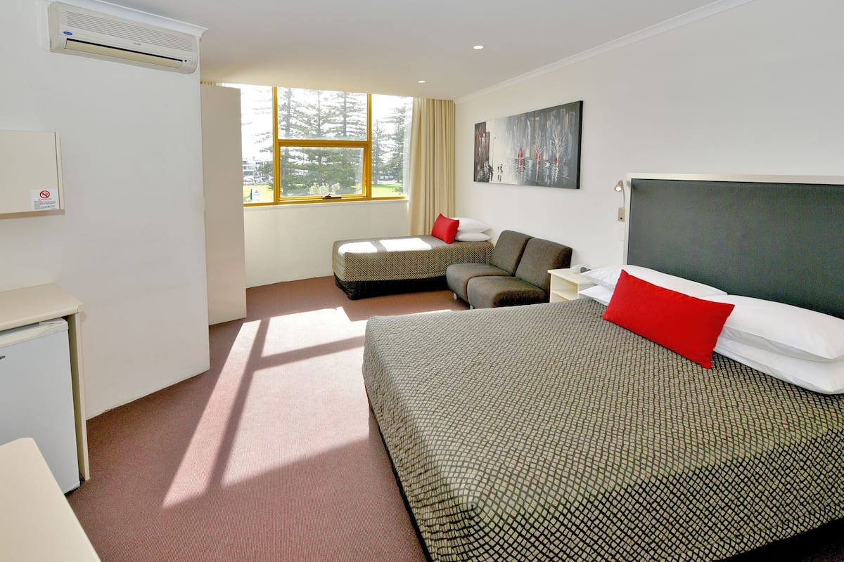 Minibar, bureau, rideaux occultants, fer et planche Ă repasser