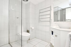 Shower, eco-friendly toiletries, hair dryer, towels - Atlantic Tower Motor Inn (Glenelg)
