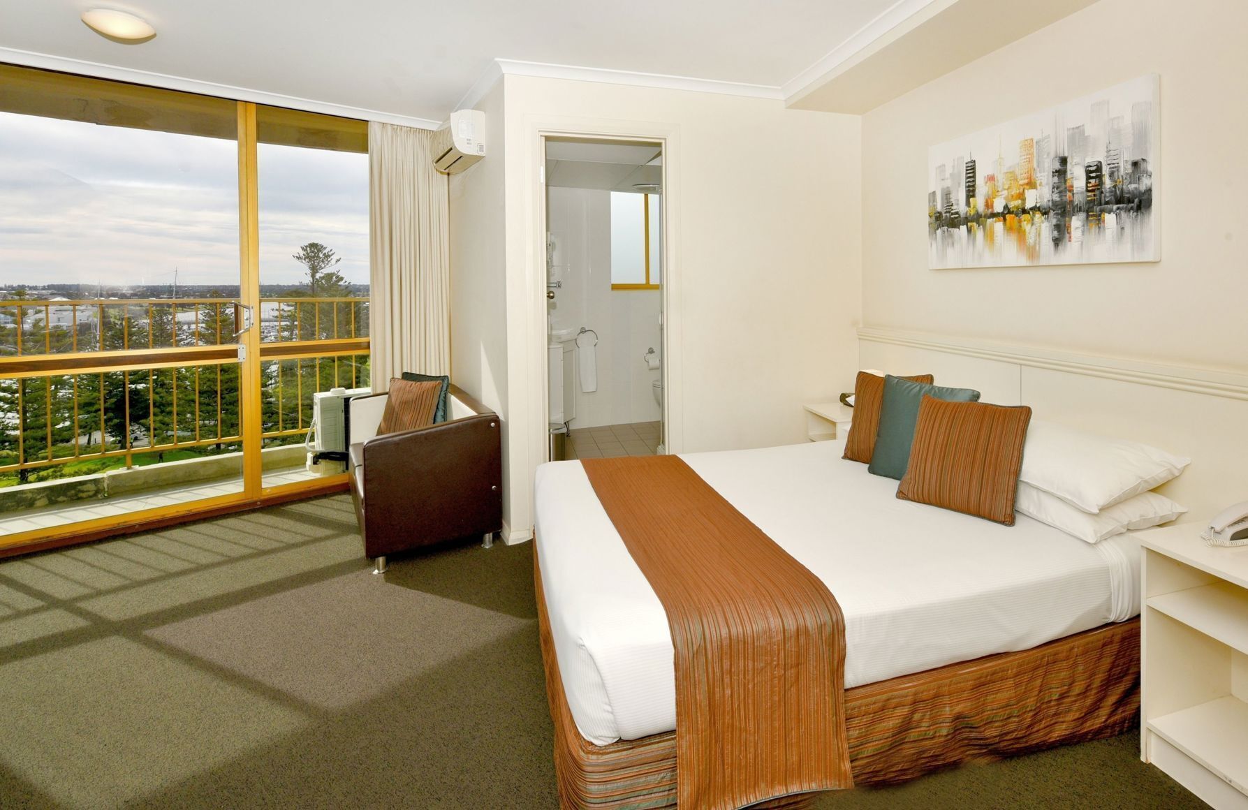 Minibar, escritorio, cortinas opacas y tabla de planchar con plancha