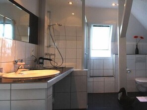 Combined shower/bathtub, hair dryer - Boehler's Landgasthaus (Bad Driburg)