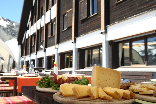 Serveert ontbijt, lunch, diner, Italiaanse gerechten