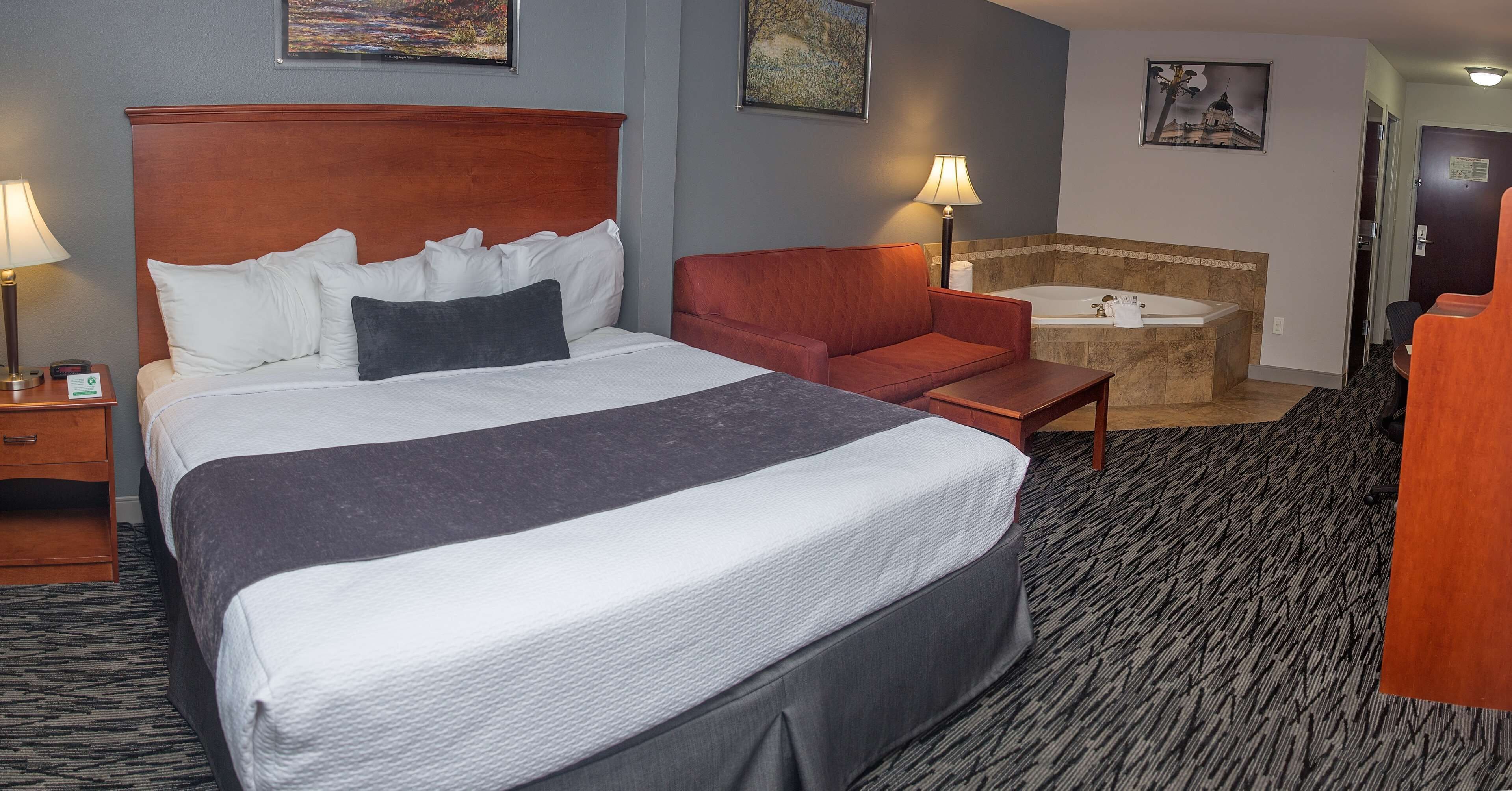 premium bedding, in-room safe, desk, laptop workspace