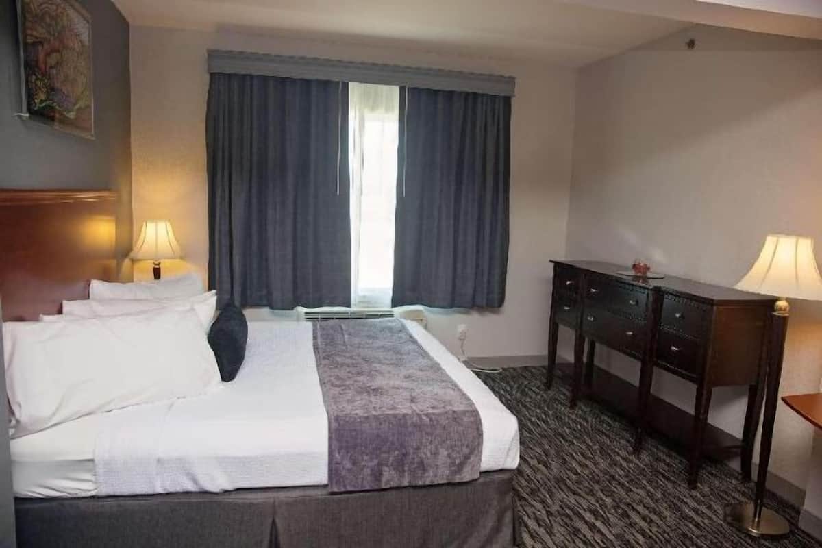 Bộ đồ giường cao cấp, két bảo mật tại phòng, bàn