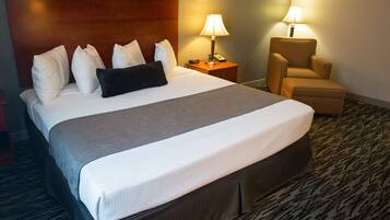 Luxe beddengoed, een kluis op de kamer, een bureau, een laptopwerkplek