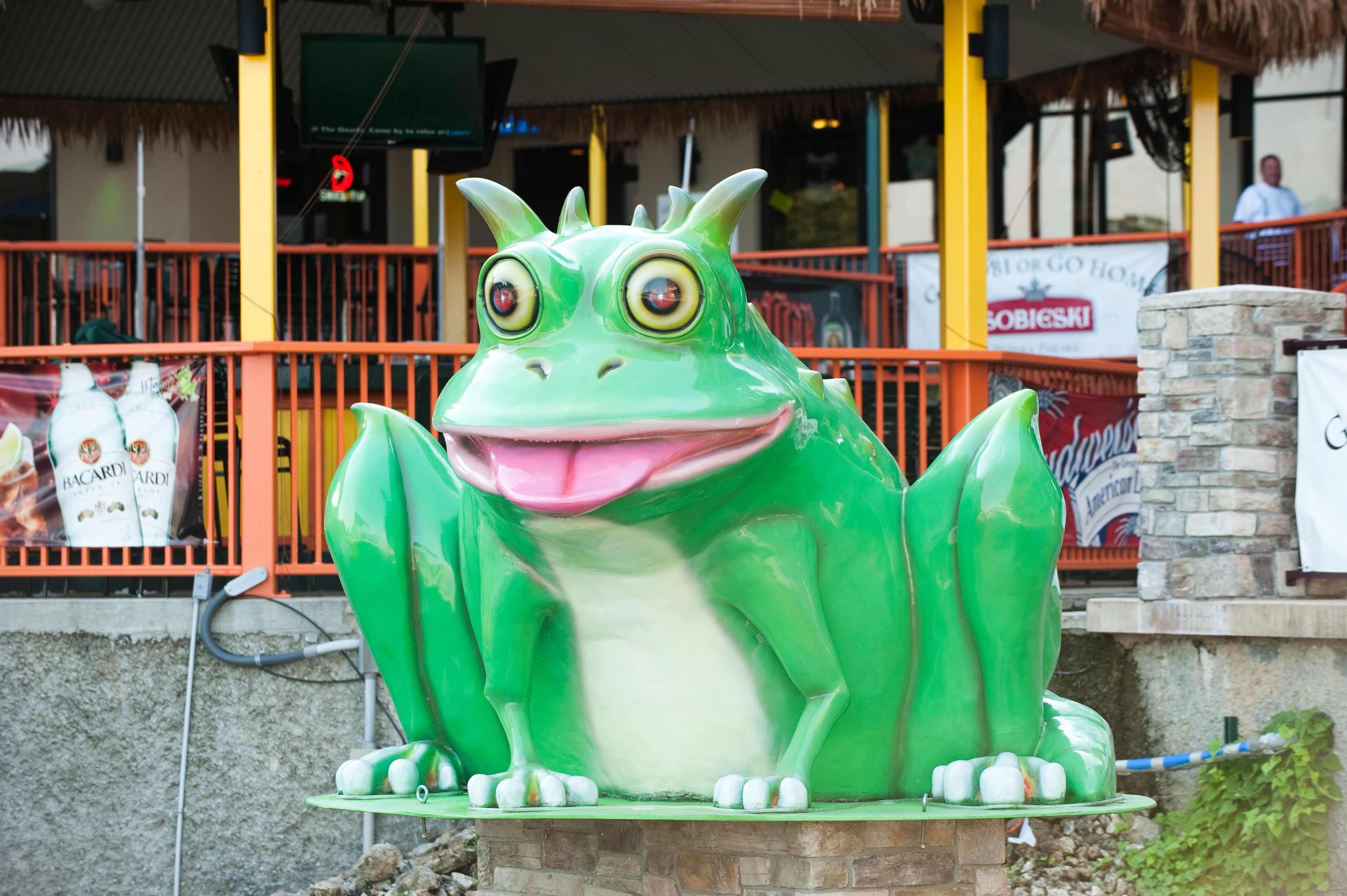 Une grande statue de grenouille se trouve devant un bâtiment sur lequel est apposée une enseigne indiquant « GOBIERNI ».