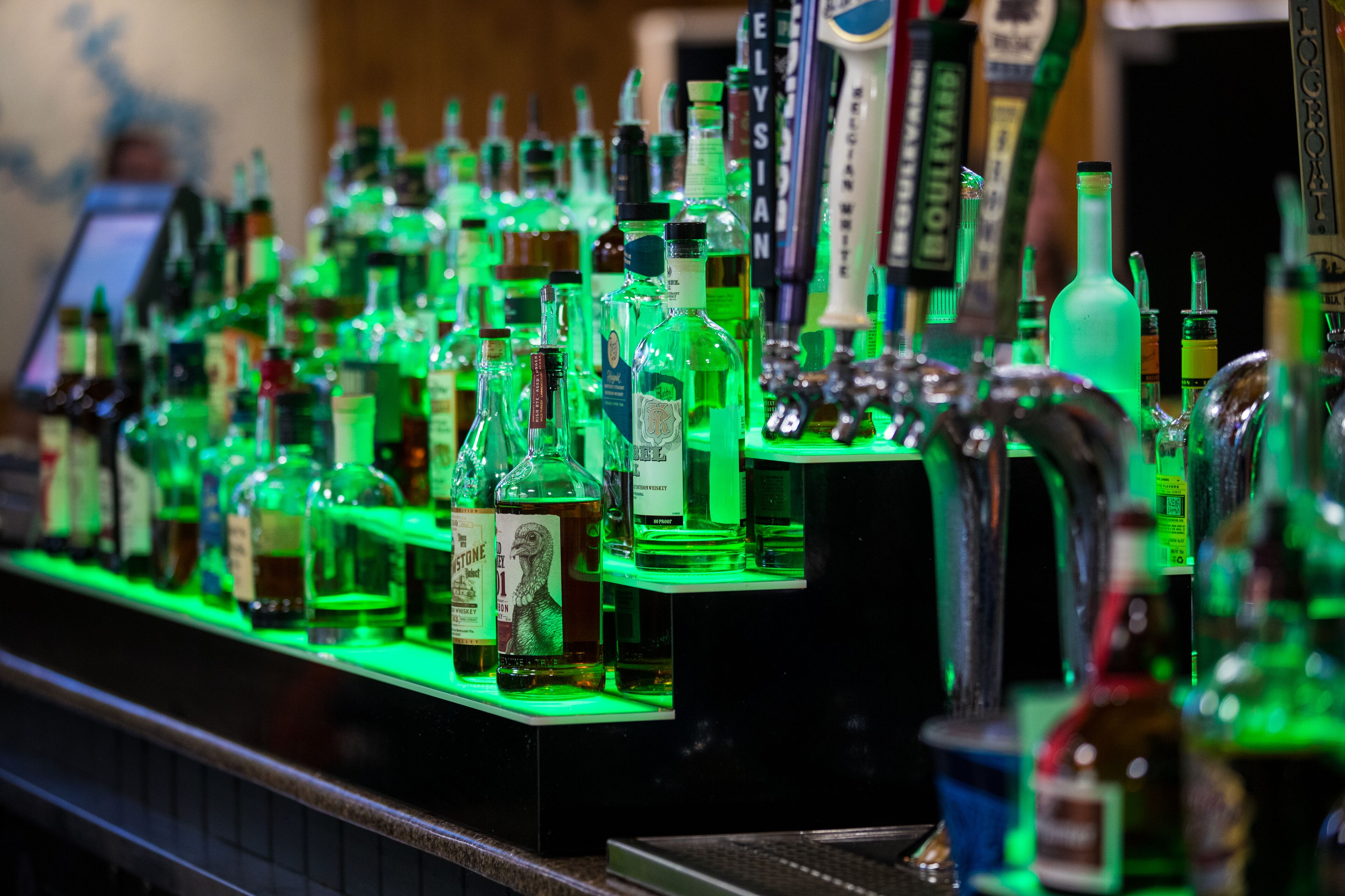 Un bar con varias botellas y una grifería.