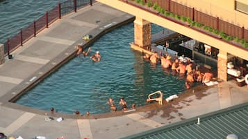 Piscine extérieure en saison, chaises longues