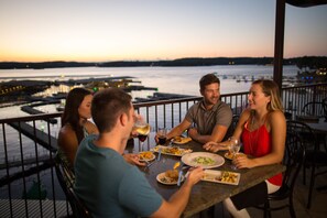 2 restaurantes; se sirve desayuno, almuerzo y cena; cocina caribeña