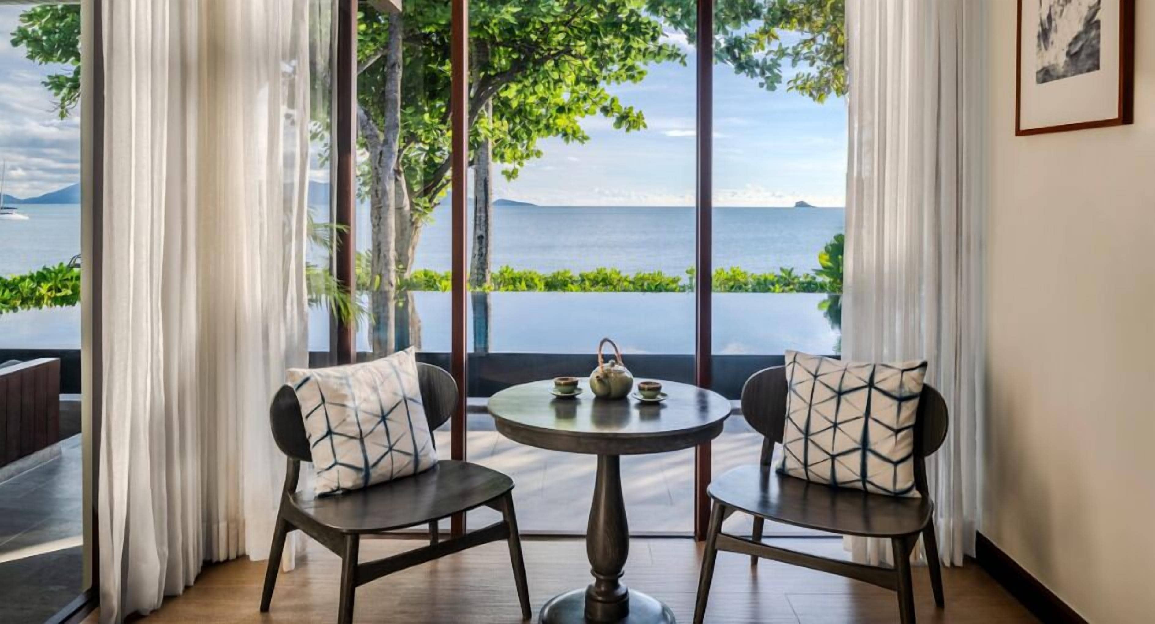 Two Bedroom Beachfront Grand Pool Villa | リビング エリア | 43 インチの液晶テレビ (衛星放送視聴可)、テレビ