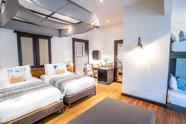 Familiekamer | 1 slaapkamer, een minibar, een kluis op de kamer, een bureau
