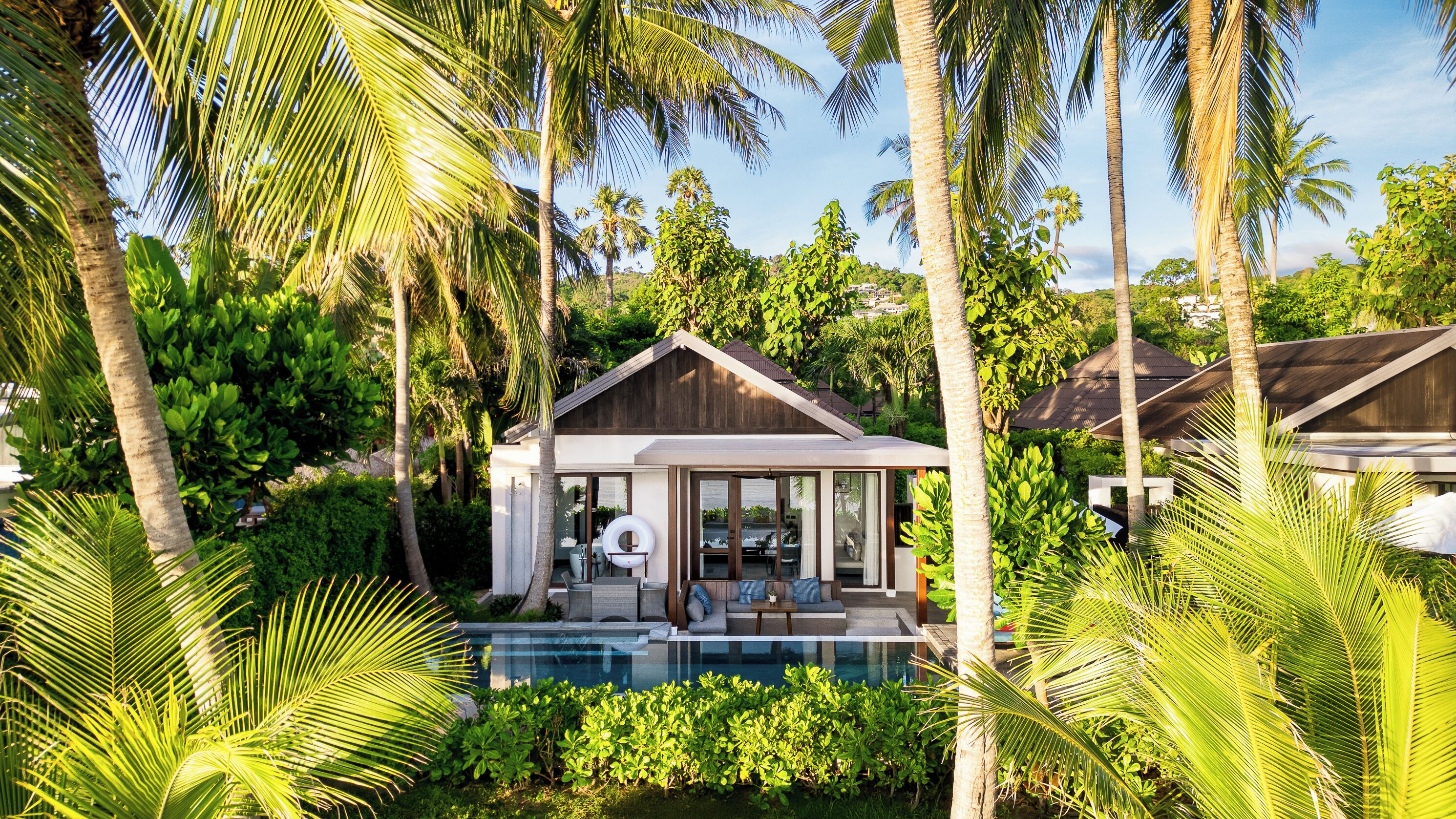 Minibar, coffres-forts dans les chambres, bureau