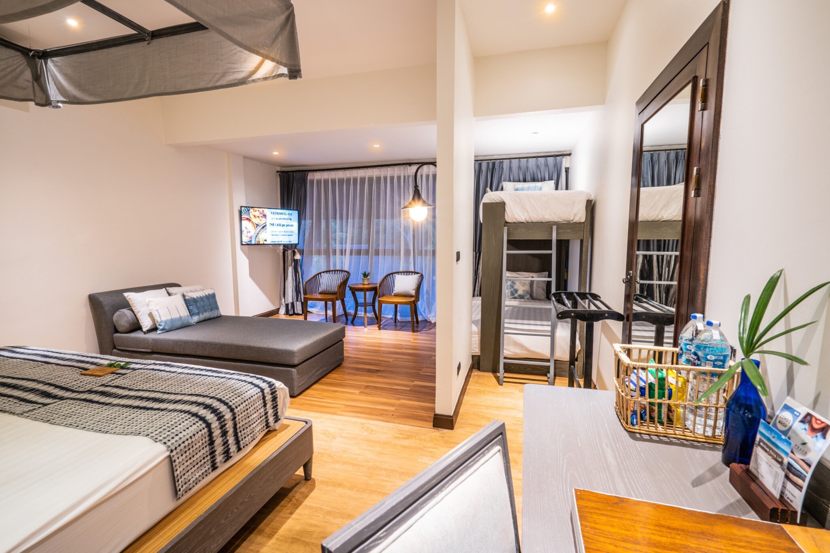 Family Suite | Minibar, Zimmersafe, Schreibtisch, laptopgeeigneter Arbeitsplatz