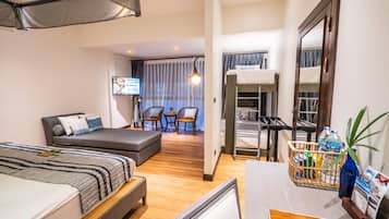 Family Suite | Minibar, Zimmersafe, Schreibtisch, laptopgeeigneter Arbeitsplatz