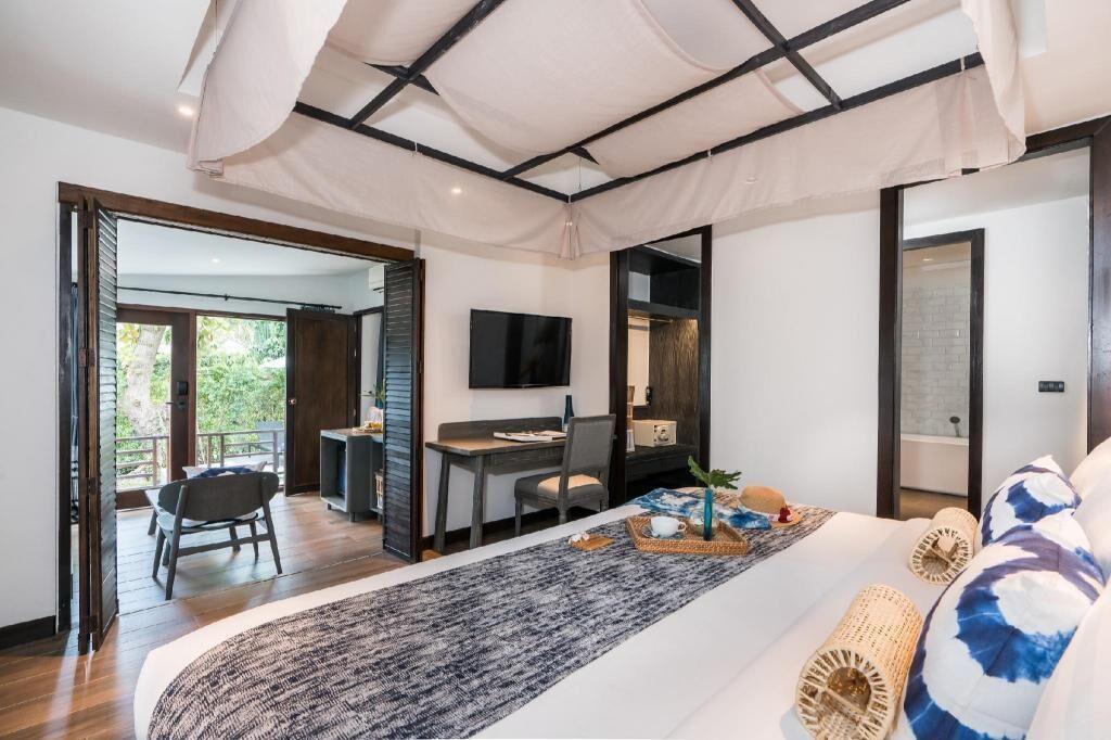 Minibar, in-room safe, desk, laptop workspace