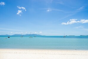 Private beach, white sand, sun-loungers, beach umbrellas - NH Collection Samui Peace Resort (Koh Samui)