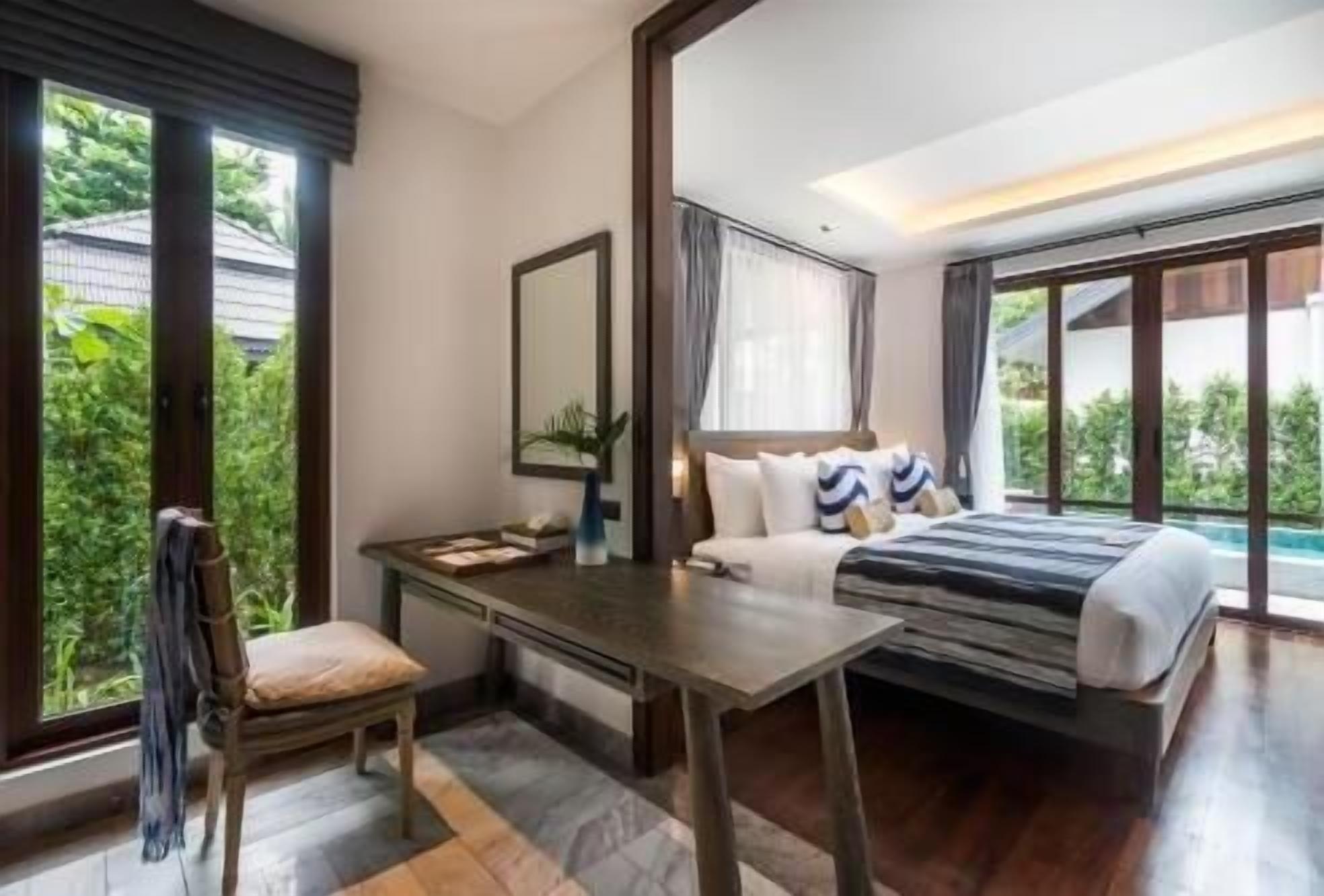 Minibar, in-room safe, desk, laptop workspace