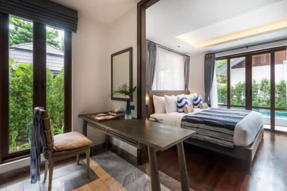 Minibar, in-room safe, desk, laptop workspace