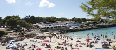 Una spiaggia nelle vicinanze