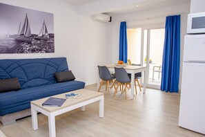 Standard Apartment, 1 Bedroom, Balcony | Living room