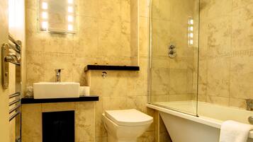 Bathtub, free toiletries, towels