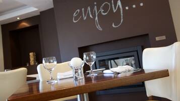 Breakfast, dinner served; British cuisine, garden views