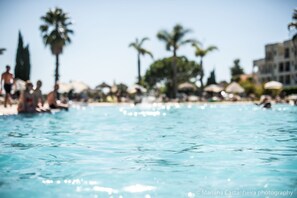 Piscina a l'aire lliure, para-sols i gandules 