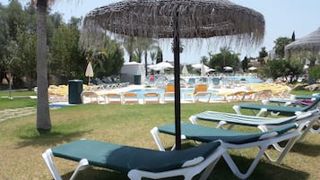 Outdoor pool, pool umbrellas, sun loungers