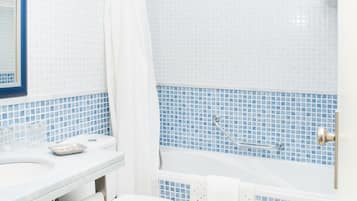 Een bad/douchecombinatie, gratis toiletartikelen, een haardroger