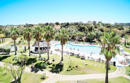 Outdoor pool, pool umbrellas, pool loungers. The Navigator - Palm Oasis Alvor