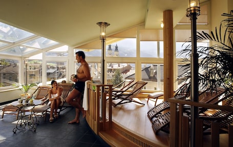 Un sauna, baño turco, tratamientos corporales, aromaterapia
