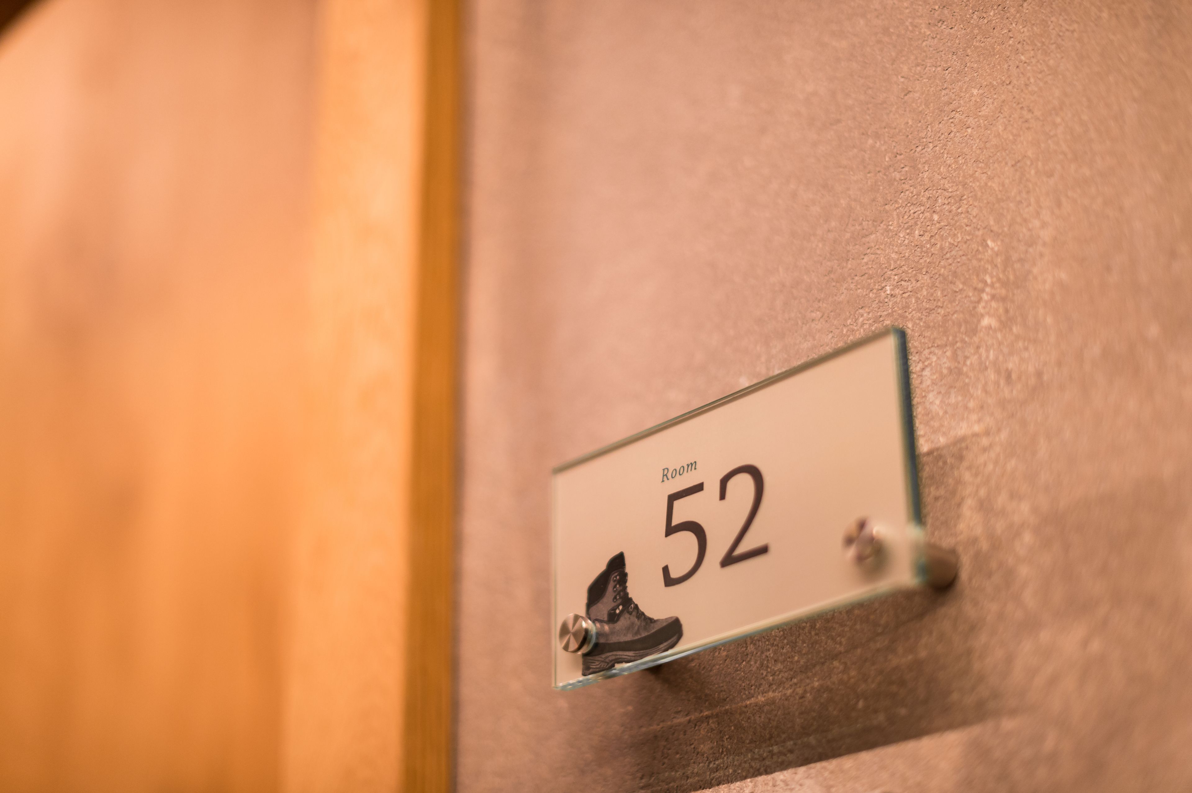 A room number sign with a shoe icon, indicating room 52.