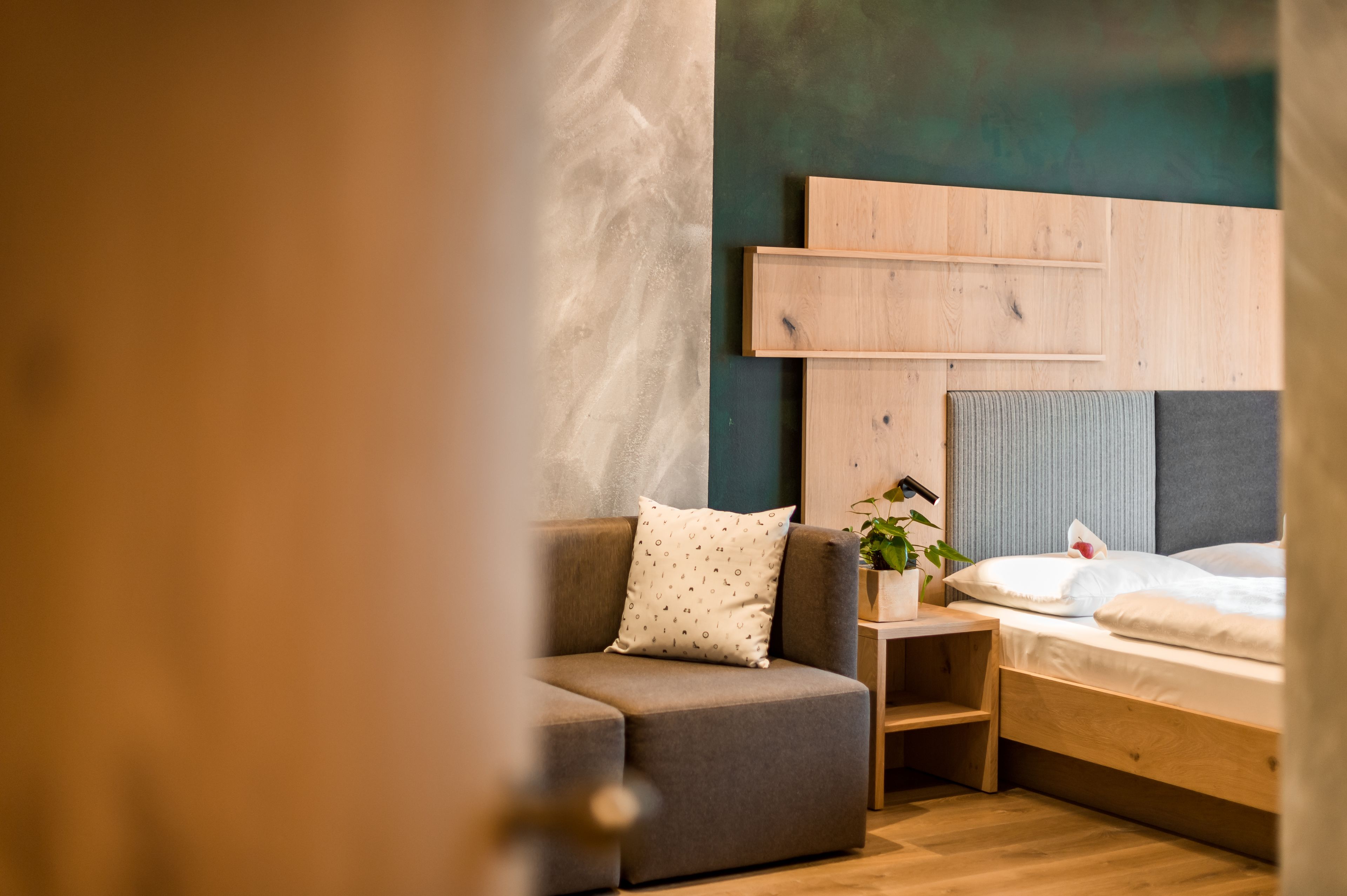 deluxe double or twin room | minibar, in-room safe, desk, laptop workspace