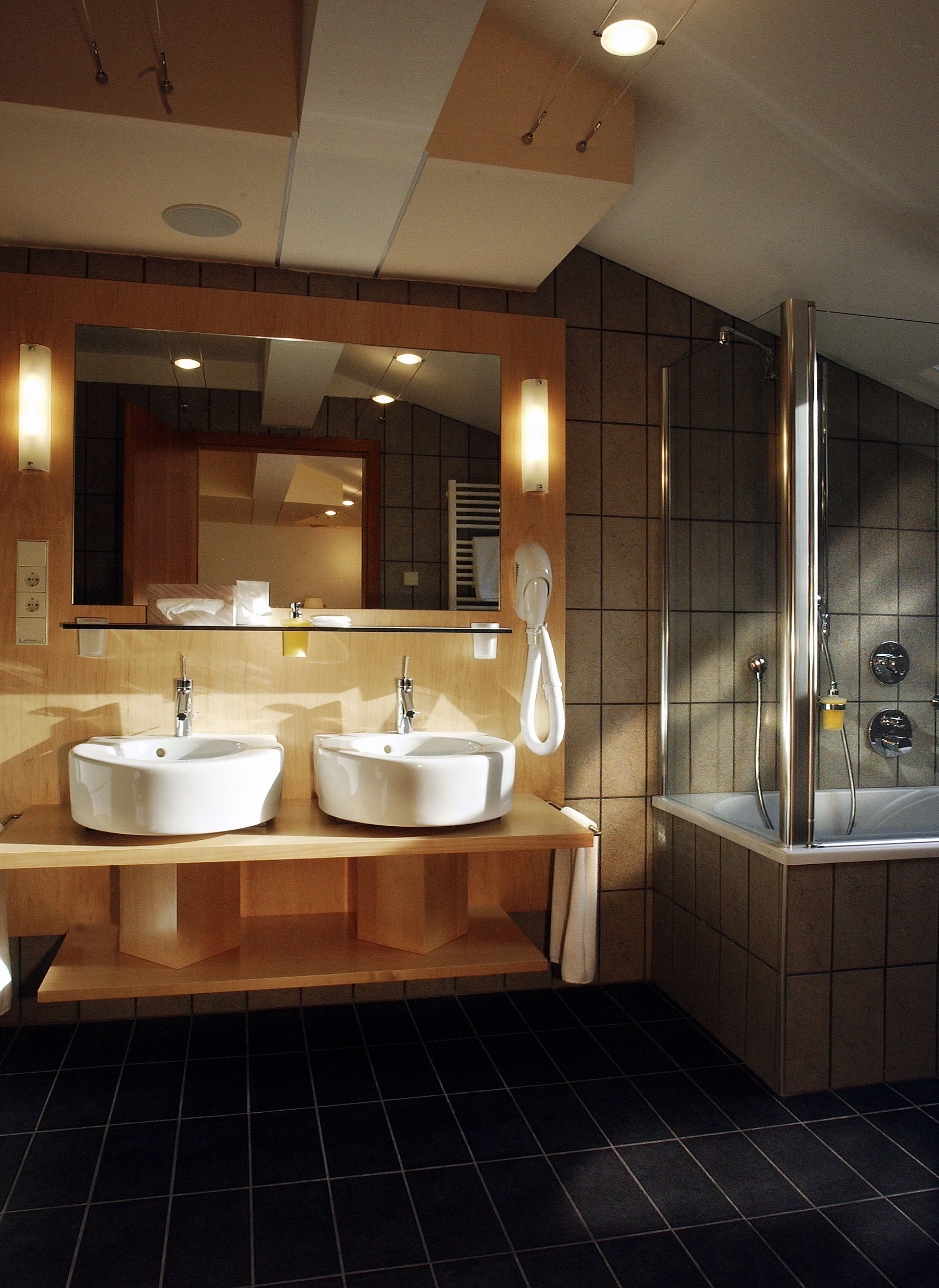 combined shower/bathtub, deep-soaking bathtub, free toiletries