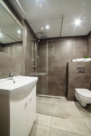 Apartemen (1) | Kamar mandi | Shower, perlengkapan mandi gratis, pengering rambut, dan handuk