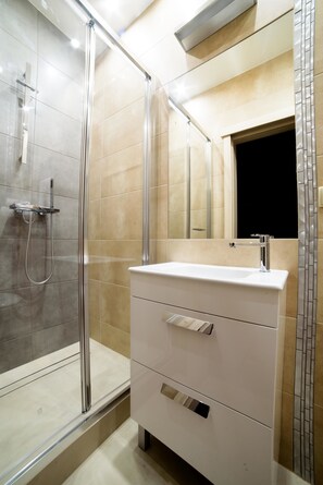 Apartemen (10) | Kamar mandi | Shower, perlengkapan mandi gratis, pengering rambut, dan handuk