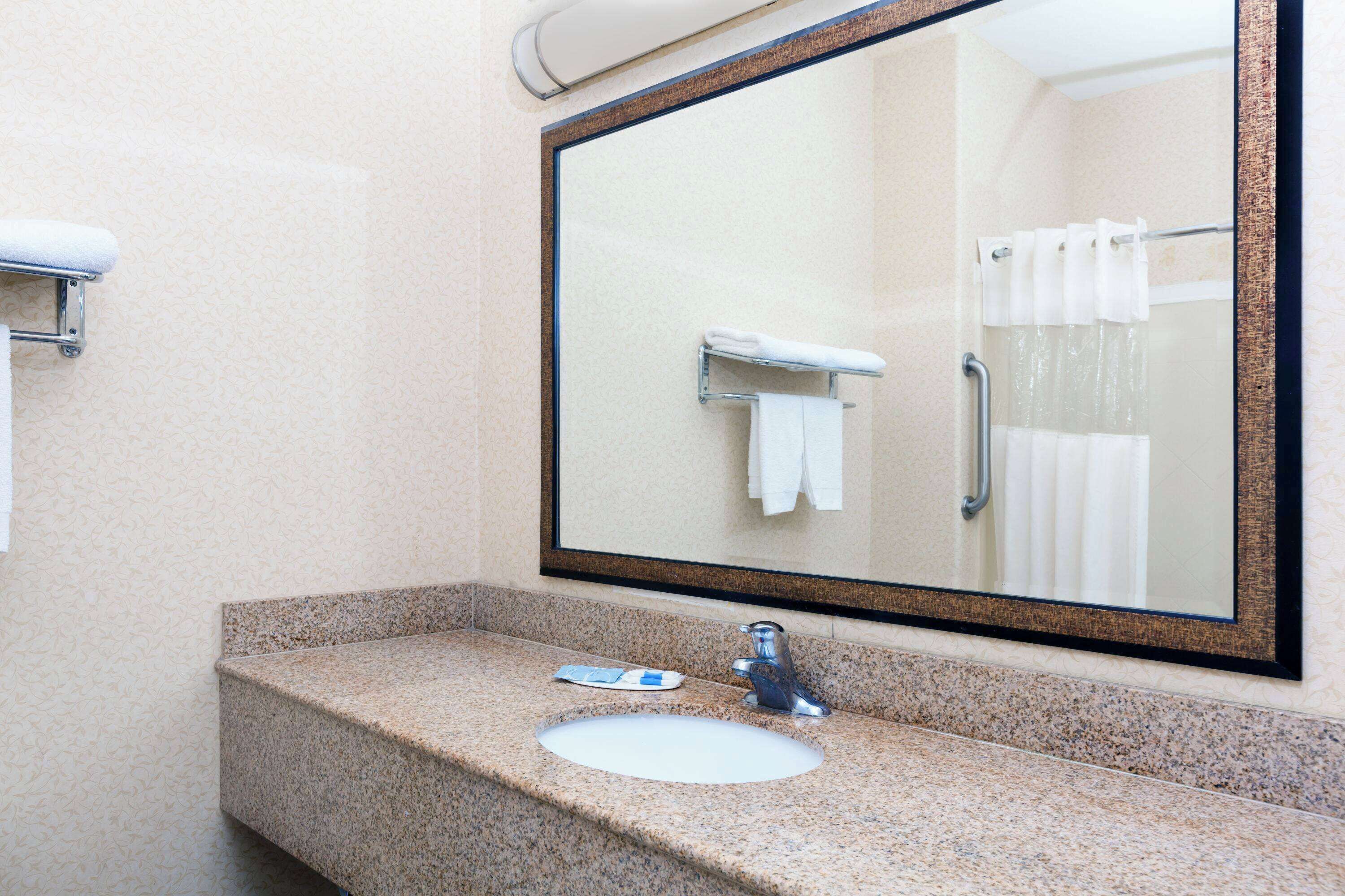 Huone, 1 suuri parisänky, esteetön liikuntarajoitteisille (Bathtub with Grab Bars) | Silitysrauta/-lauta, ilmainen kiinteä internetyhteys, herätyskellot