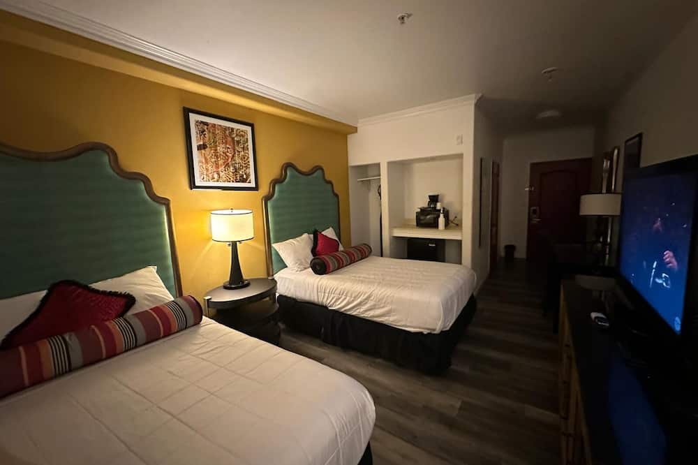 Howard Johnson by Wyndham Bakersfield