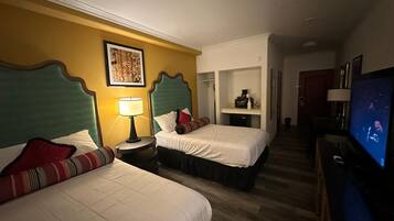 Habitación, 2 camas Queen size, para no fumadores | Tabla de planchar con plancha, internet por cable gratis y despertador