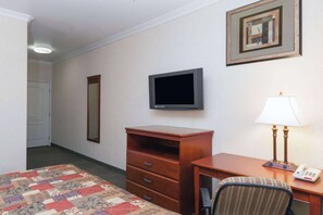 A hotel room with a bed, a desk, a chair, a television, a lamp, and a telephone. - Howard Johnson by Wyndham Bakersfield (Bakersfield)